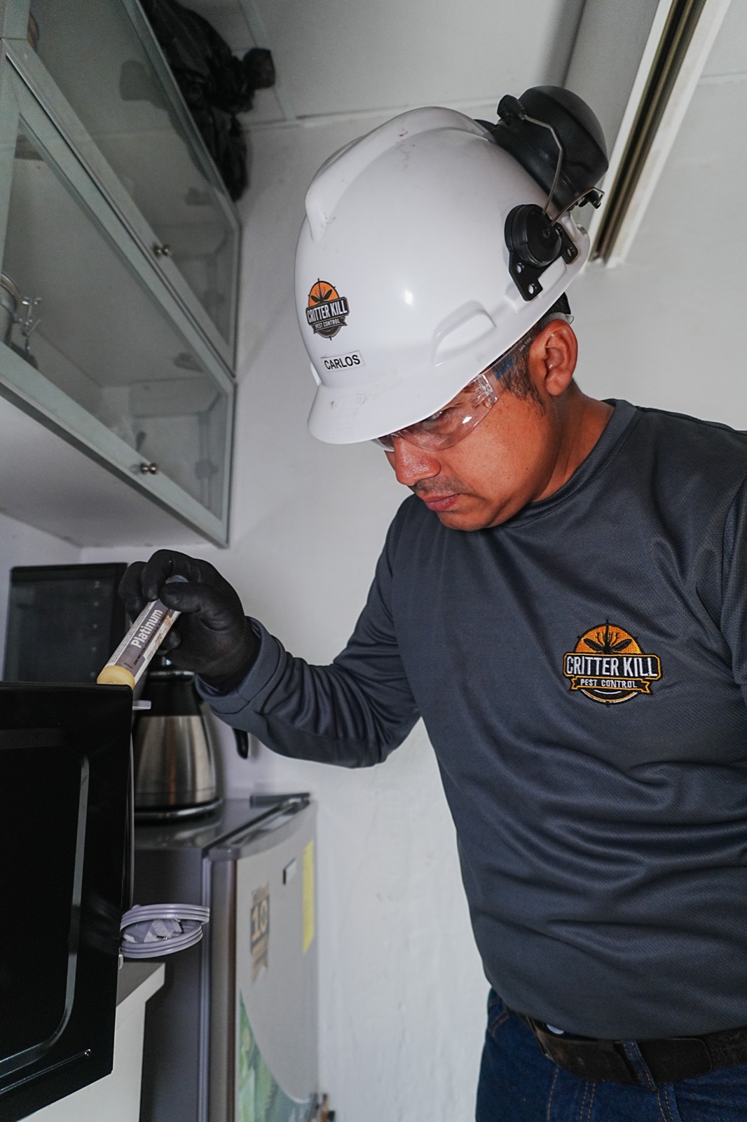 Técnico Critter Kill en control de insectos rastreros