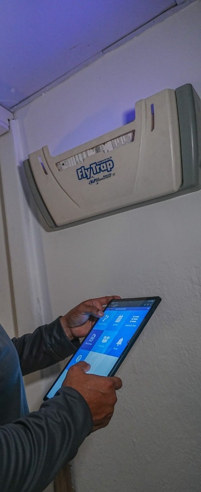 Revisión de trampa de luz FlyTrap con registro digital